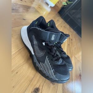 Boys Nike Kyrie Size 2.5